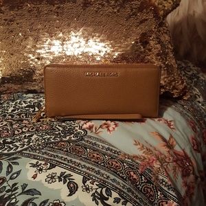 ✔ 1 HR SALE ✔ Michael Kors Continental Wallet